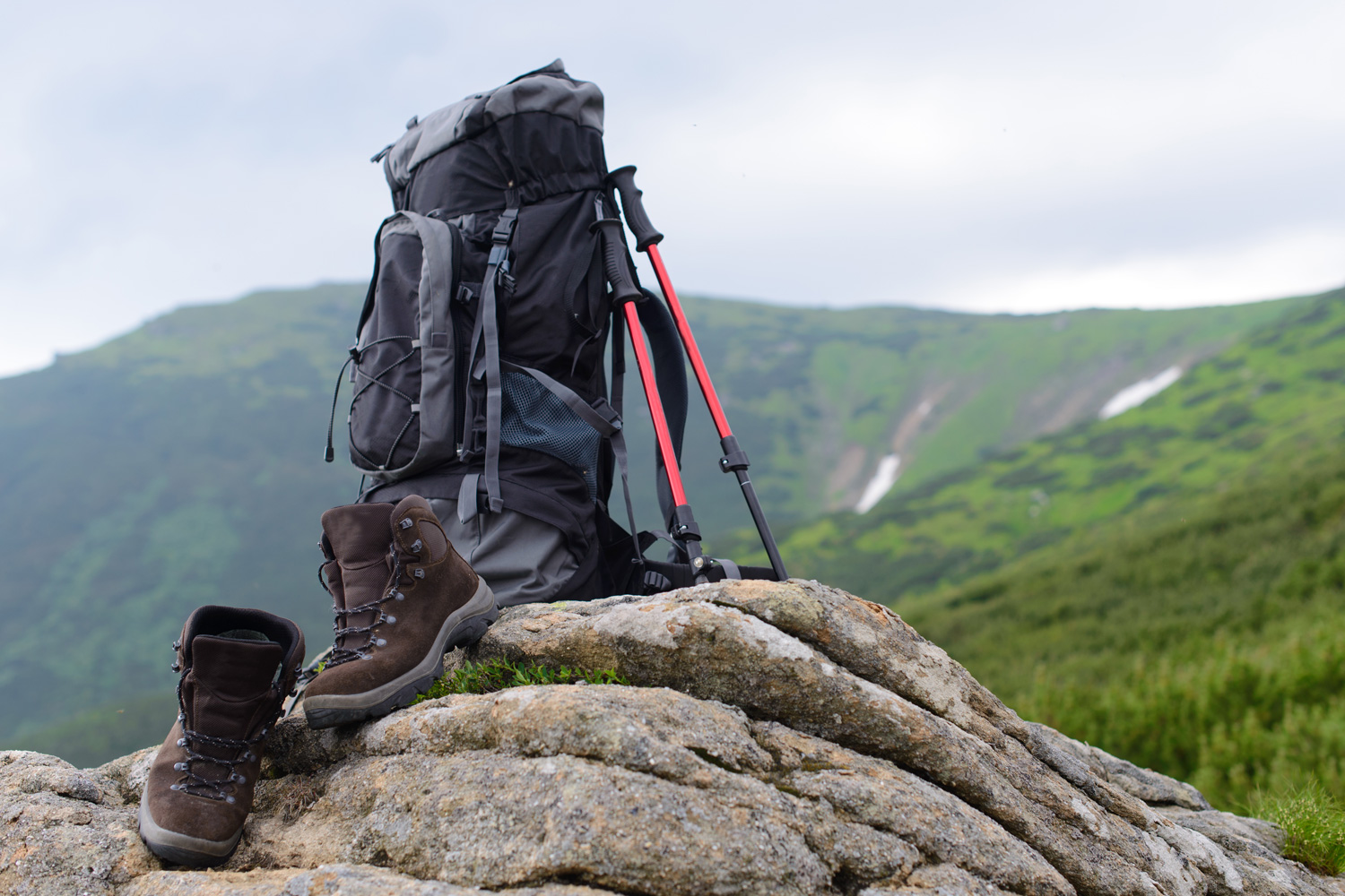 Wanderrucksack, Wanderschuhe mit Wanderstöcken