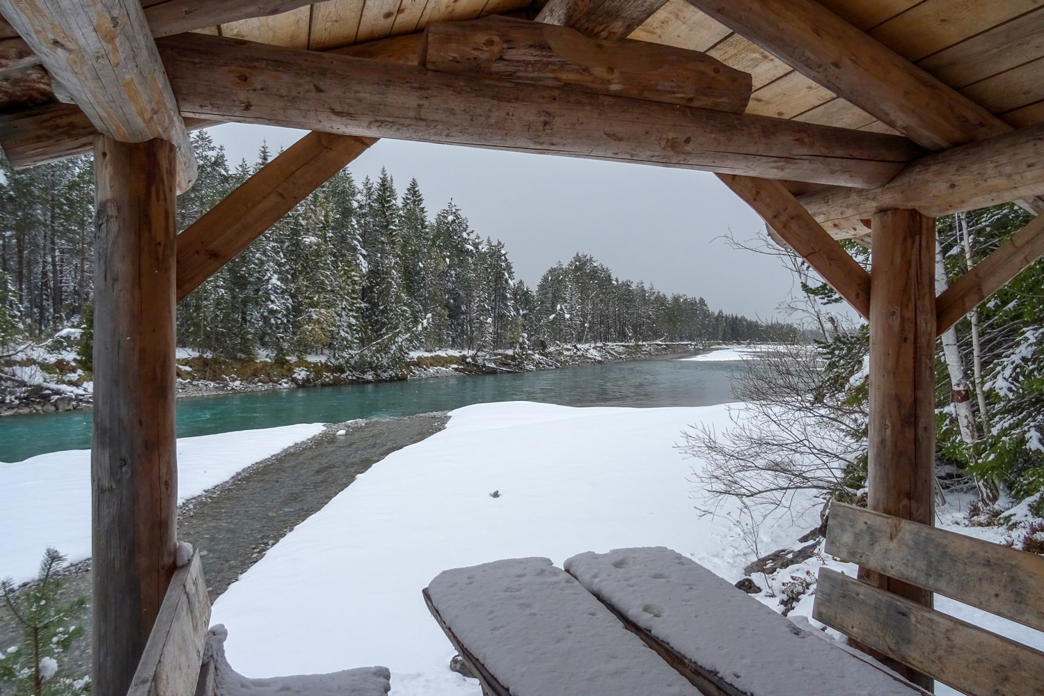 Bank im winterlichen Lechtal