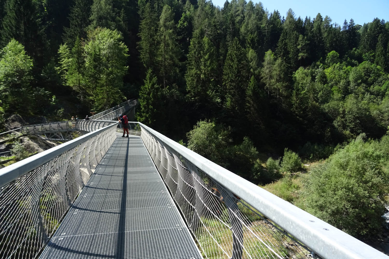 Weg über Gitterroste nach St. Leonhard
