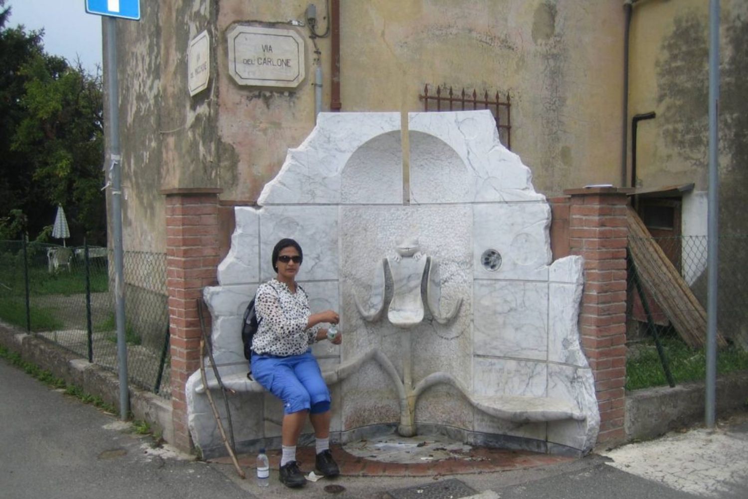 Auf der Via Francigena eine Trinkpause machen