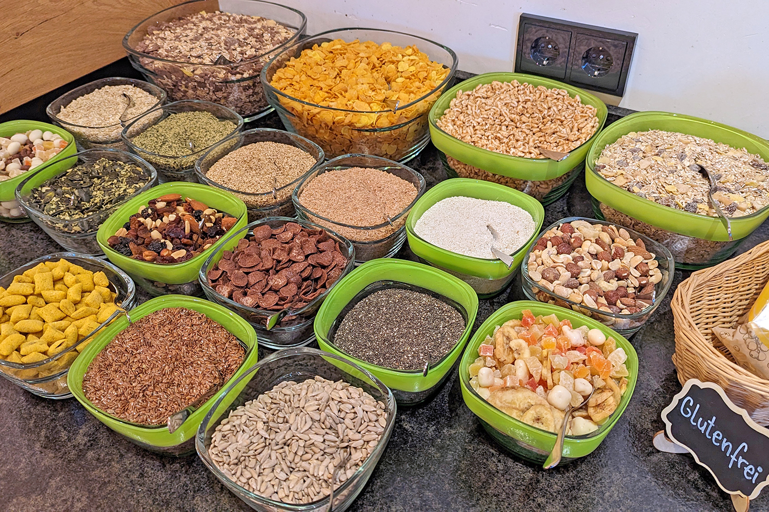 Reichhaltige Müsliauswahl im Gasthof Stern